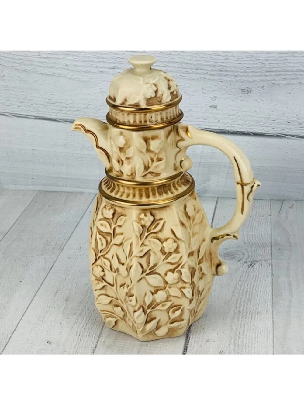 Jim Beam Kentucky Bourbon Whiskey Handcrafted Embossed Lidded Bottle Decanter
